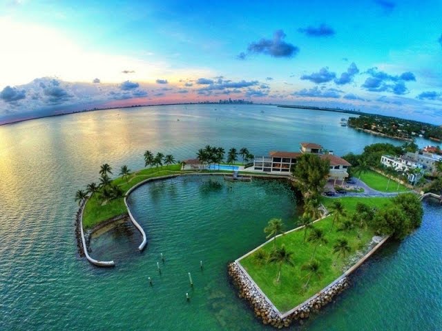 Captivating Waterfront Residence in Biscayne, Florida